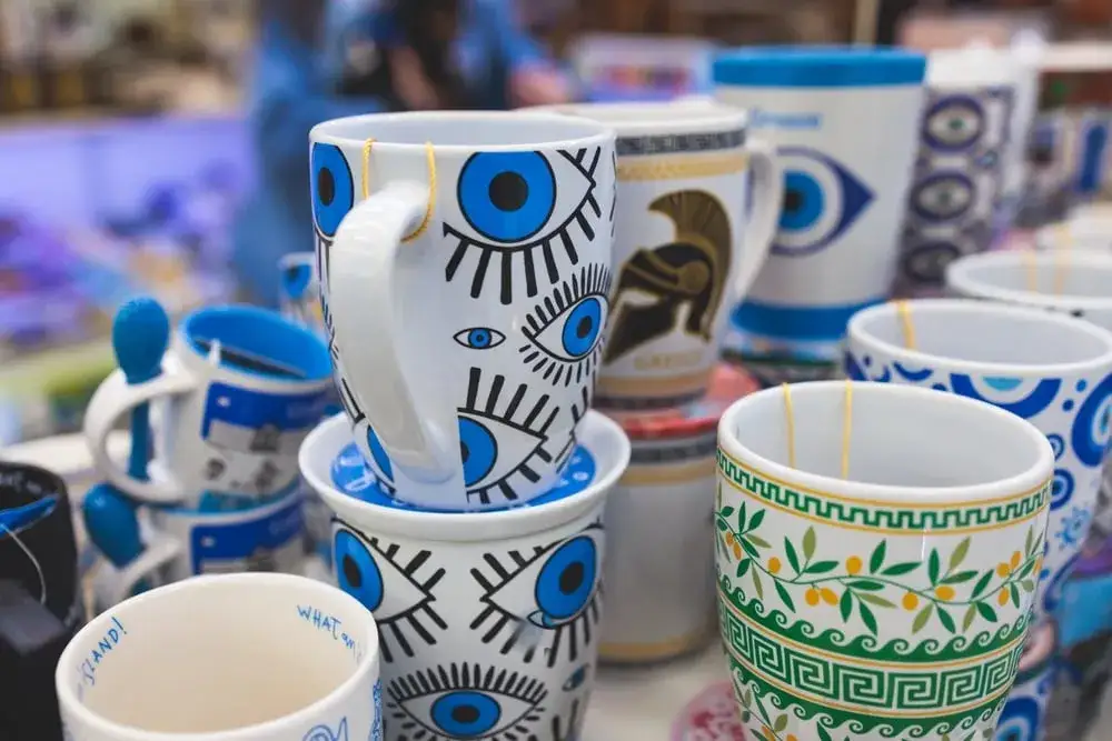 Najlepsze greckie pamiątki i produkty: przewodnik po zakupach