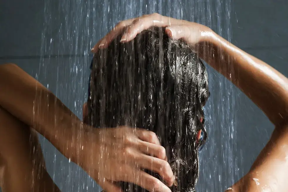 Codzienne mycie włosów: Czy szkodzi? Trycholog wyjaśnia fakty i mity
