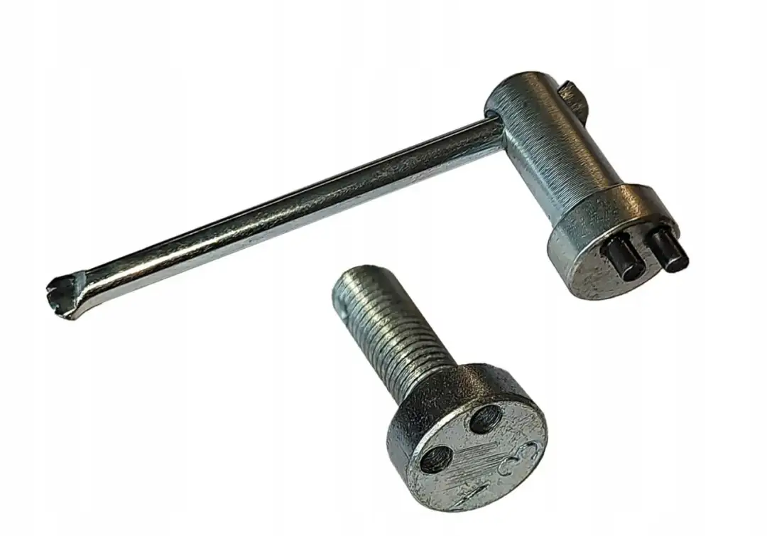 Moneta vs. klucz do korków akumulatora: Co wybierasz?