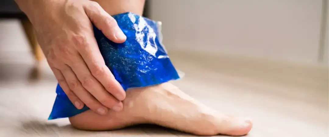 Skręcenie kostki: Co robić? Pierwsza pomoc, leczenie, rehabilitacja.