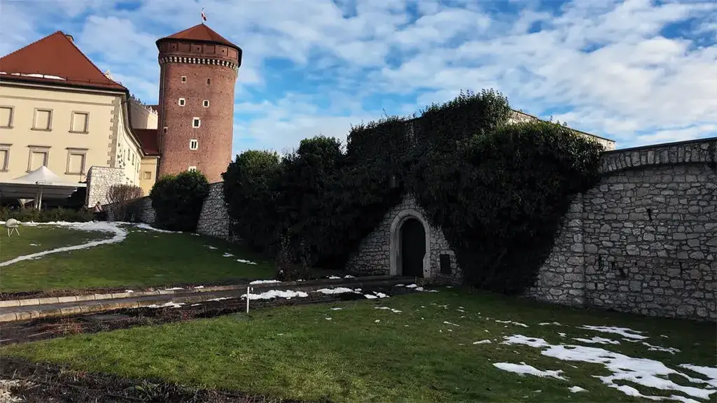 Dlaczego wieże zamku na Wawelu noszą tak dziwne nazwy?