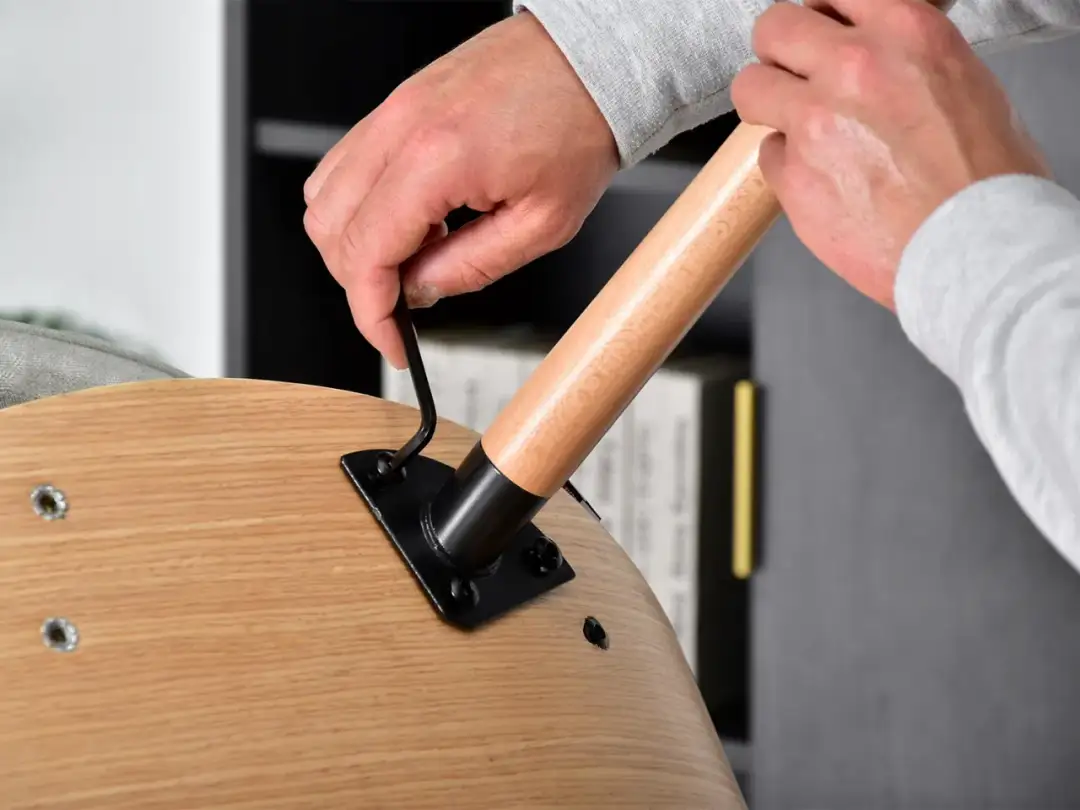 Jak skręcić krzesło skandynawskie - proste kroki do idealnego montażu