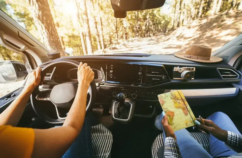 Czy można siedzieć w kamperze podczas jazdy? Sprawdź ważne przepisy