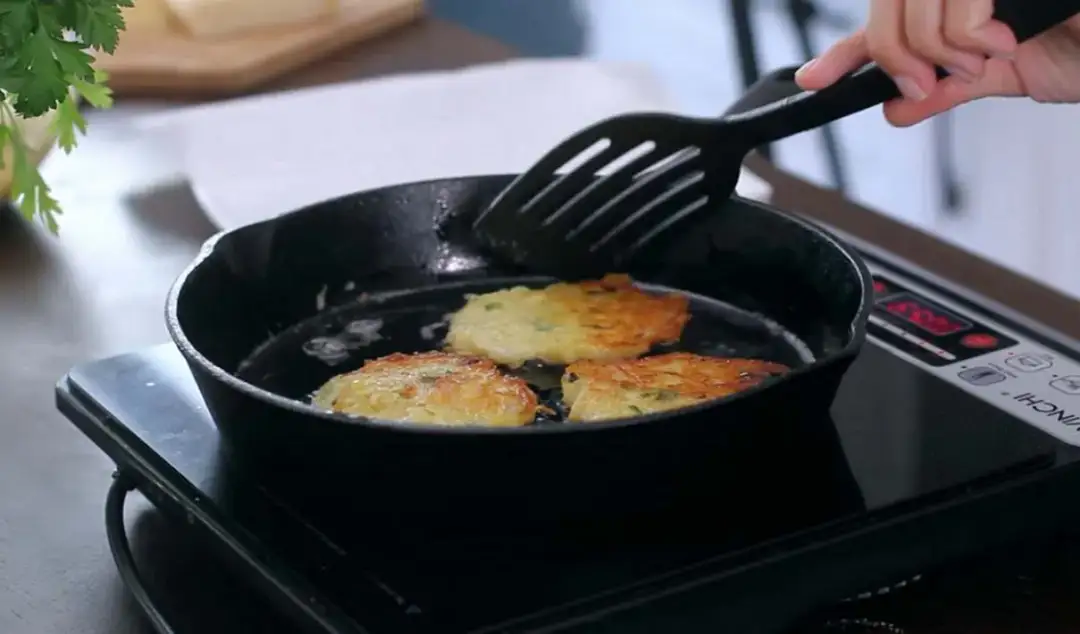 Dlaczego placki ziemniaczane przywierają do patelni i jak temu zapobiec