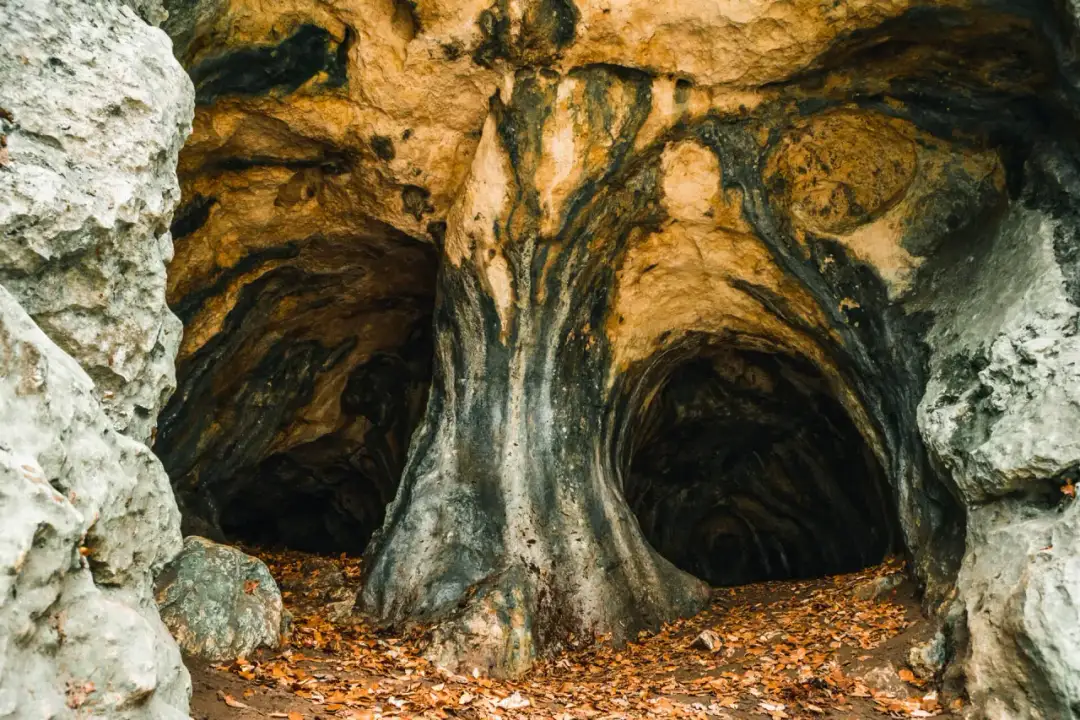 Ruiny zamku Ostrężnik: Tajemnice Jury, przewodnik i legendy