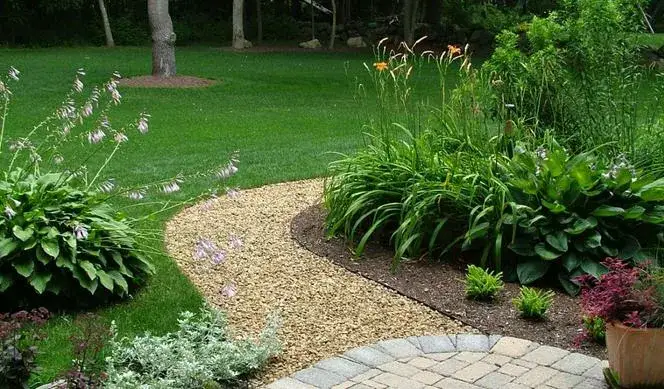 Jak zrobić ścieżkę w ogrodzie ze żwiru - proste kroki i porady