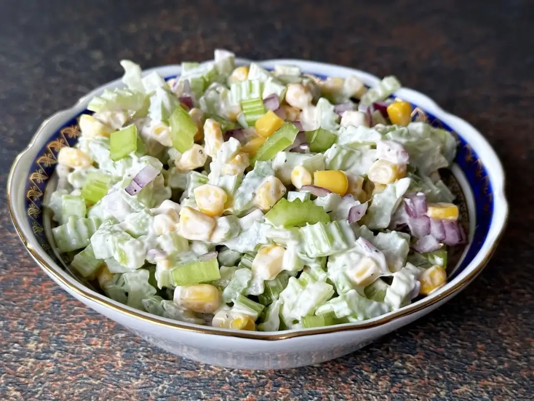 Jak się robi sałatkę z selera - prosty przepis na pyszną surówkę