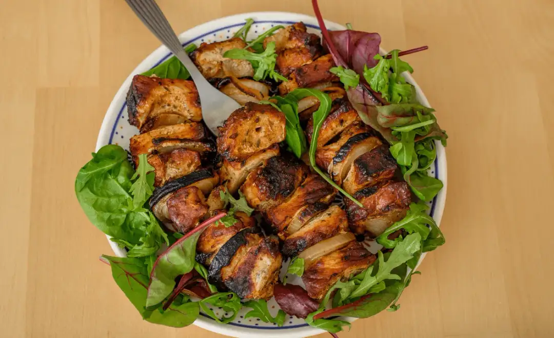 Proste przepisy na kiełbasę szynkową, które zachwycą Twoich gości