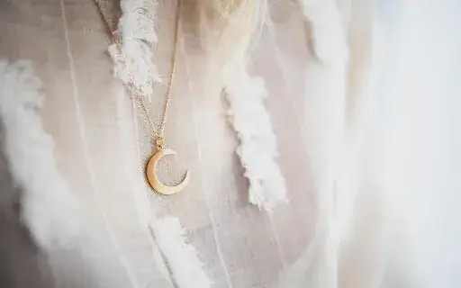 Naszyjnik z księżycem znaczenie - odkryj jego głęboką symbolikę i moc