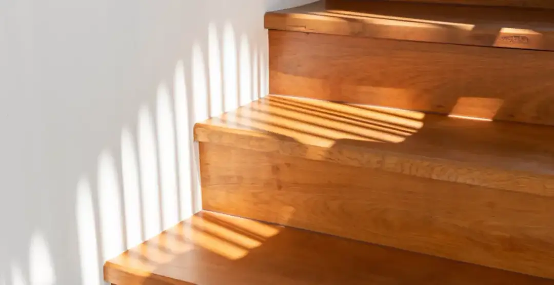 Skrzypiące schody drewniane co zrobić? Sprawdzone metody naprawy