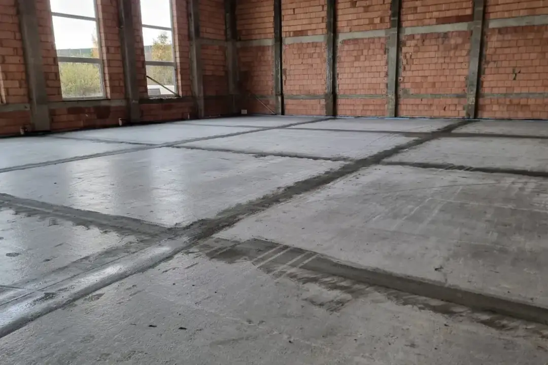 Ile schnie wylewka cementowa? Uniknij kosztownych błędów w czasie schnięcia