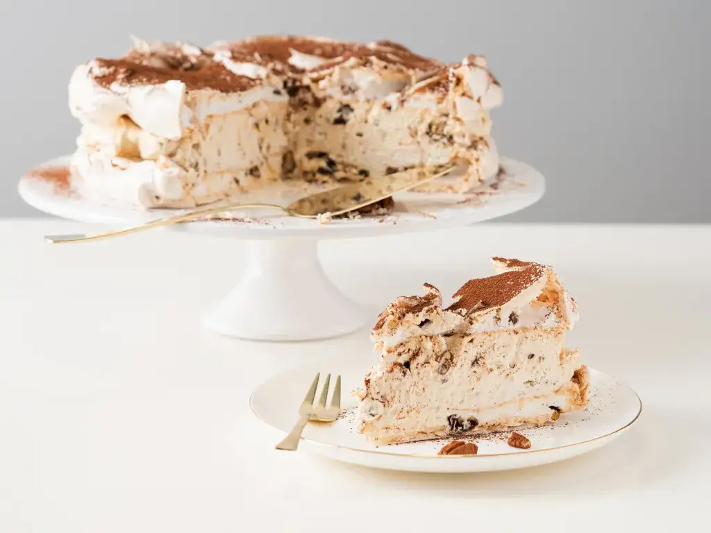 Czy ciasto z kawałkami bezy bez pieczenia to szybki i prosty deser