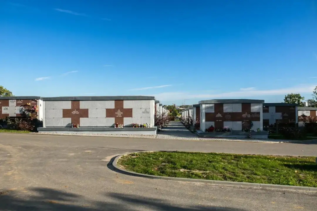 Jak dojechać na cmentarz łostowicki w Gdańsku - uniknij korków i problemów z parkowaniem