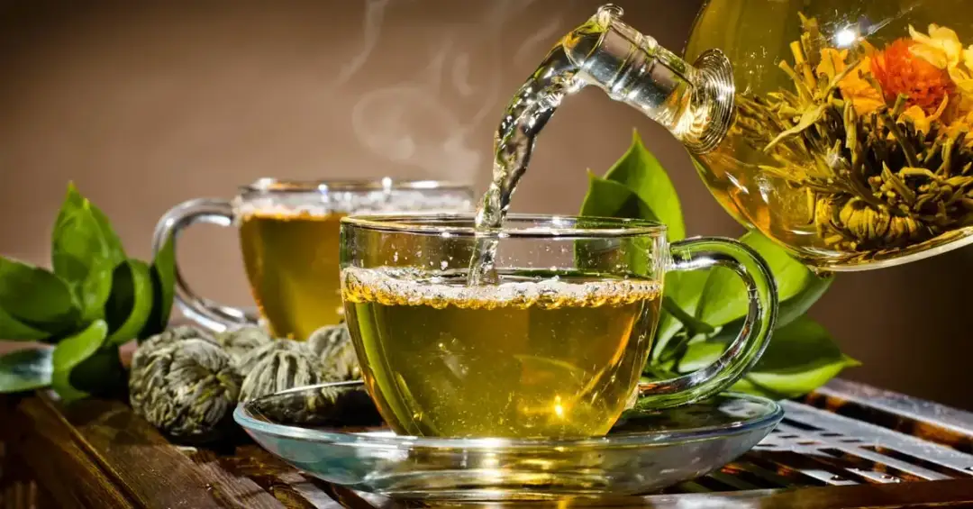 Jak parzyć zieloną herbatę, by uniknąć gorzkiego smaku?