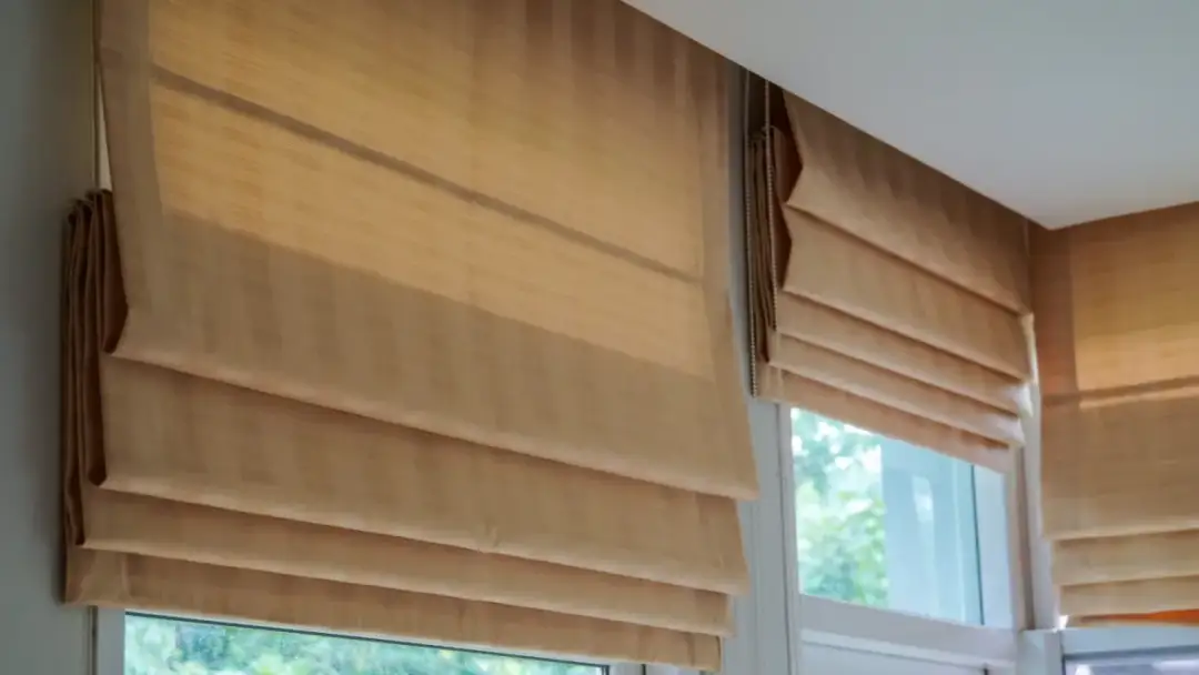 Rolety czy żaluzje? Która zasłona ocali twoje wnętrze przed upałem i blaskiem