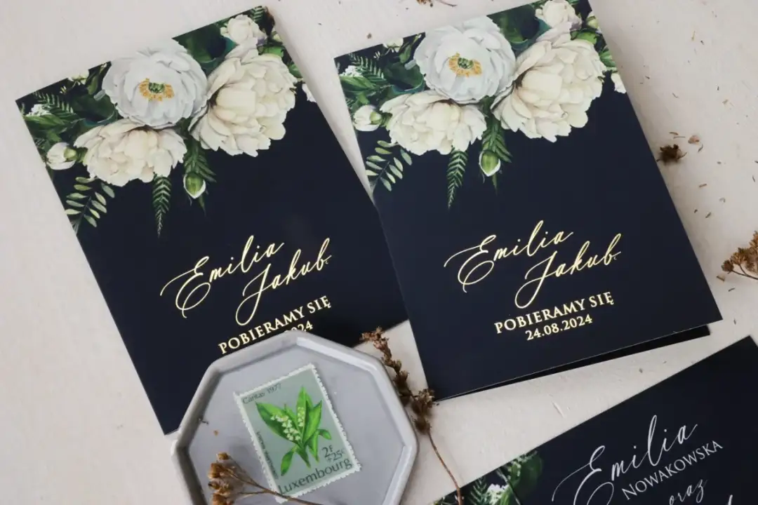 Żona czy małżonka na zaproszeniu? Uniknij gafy i bądź elegancki