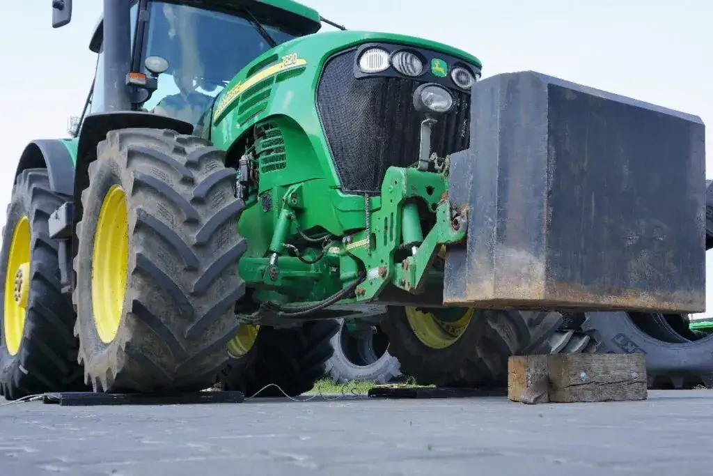 Jak dobrać balast do ciągnika, aby uniknąć problemów z stabilnością