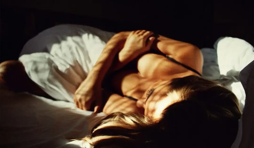 Jak kobieta się masturbuje - odkryj techniki, które zwiększą przyjemność