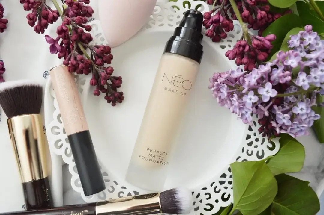 Korektor na podkład czy pod: jak uniknąć błędów w makijażu