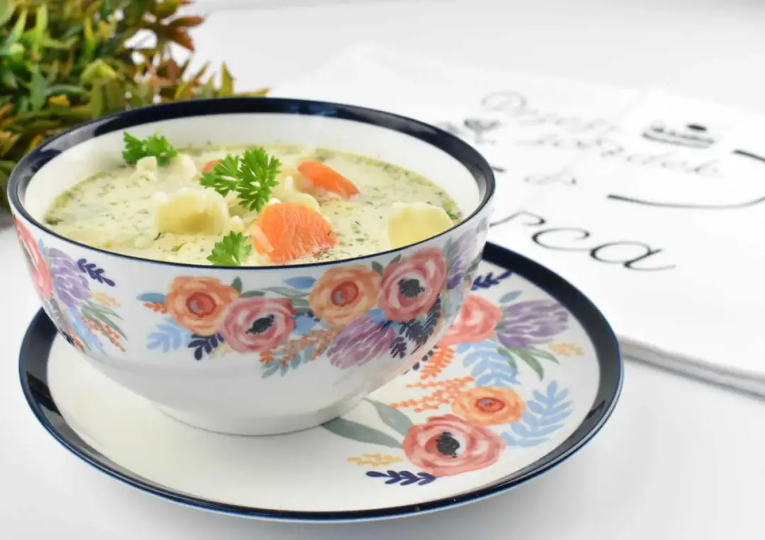 Klasyczna zupa ogórkowa z makaronem! Dodajemy tajny składnik!