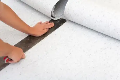 Jak przykleić wykładzinę PCV na ścianę bez błędów i z łatwością