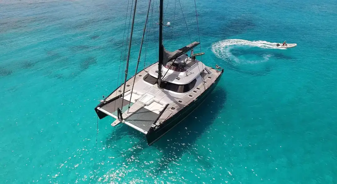 Ile można zarobić na czarterze jachtu? Odkryj ukryte koszty i zyski