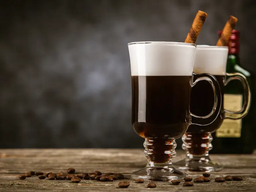 Sekrety szklanek: Jak kształt zmienia smak? Wybierz idealne!