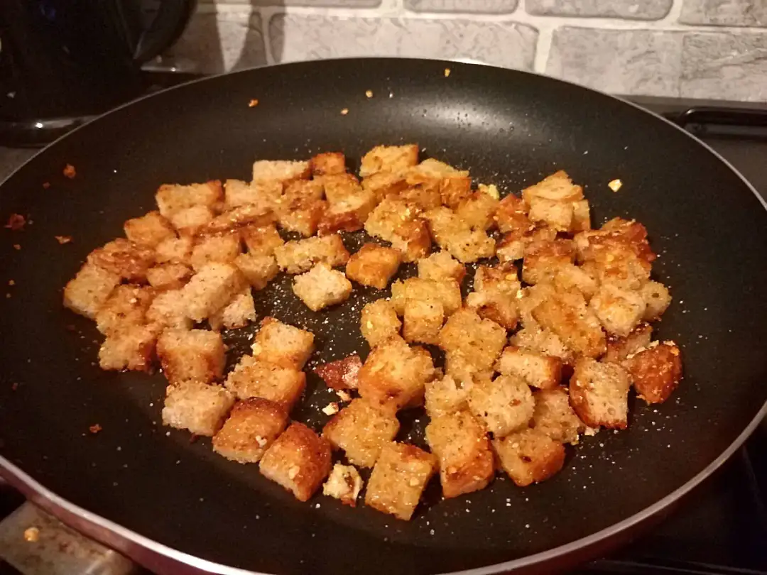 Jak zrobić grzanki czosnkowe do zupy w 10 minut - prosta receptura