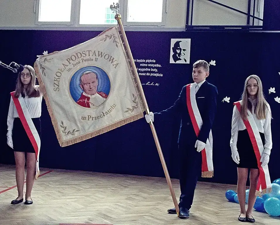 Ile waży sztandar szkolny? Poznaj wagi i ich wpływ na użytkowanie