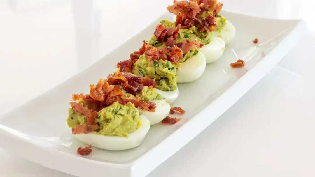 Idealne surówki do kotletów z jajek, które zaskoczą Twoich gości