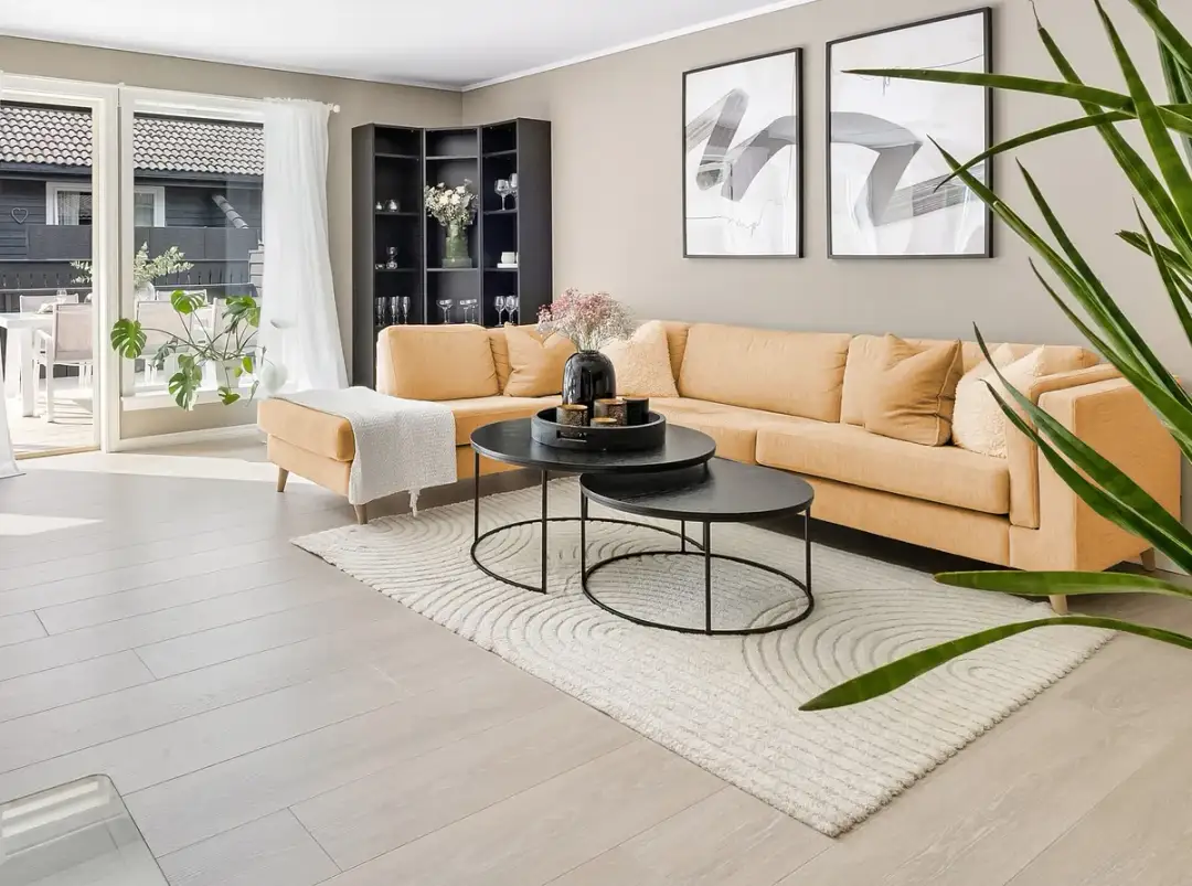 Musztardowa kanapa jakie dodatki wybrać, aby stworzyć harmonijną aranżację?