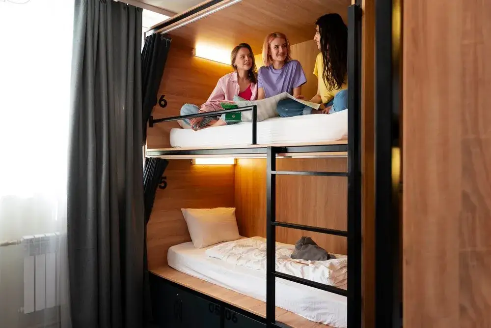 Jak wygląda nocleg w hostelu? Przewodnik po doświadczeniach i warunkach