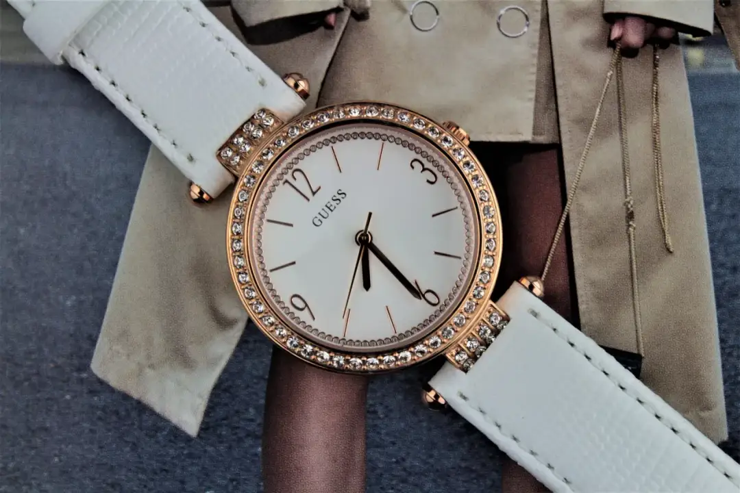 Zegarek damski biały pasek – elegancja i styl w przystępnej cenie