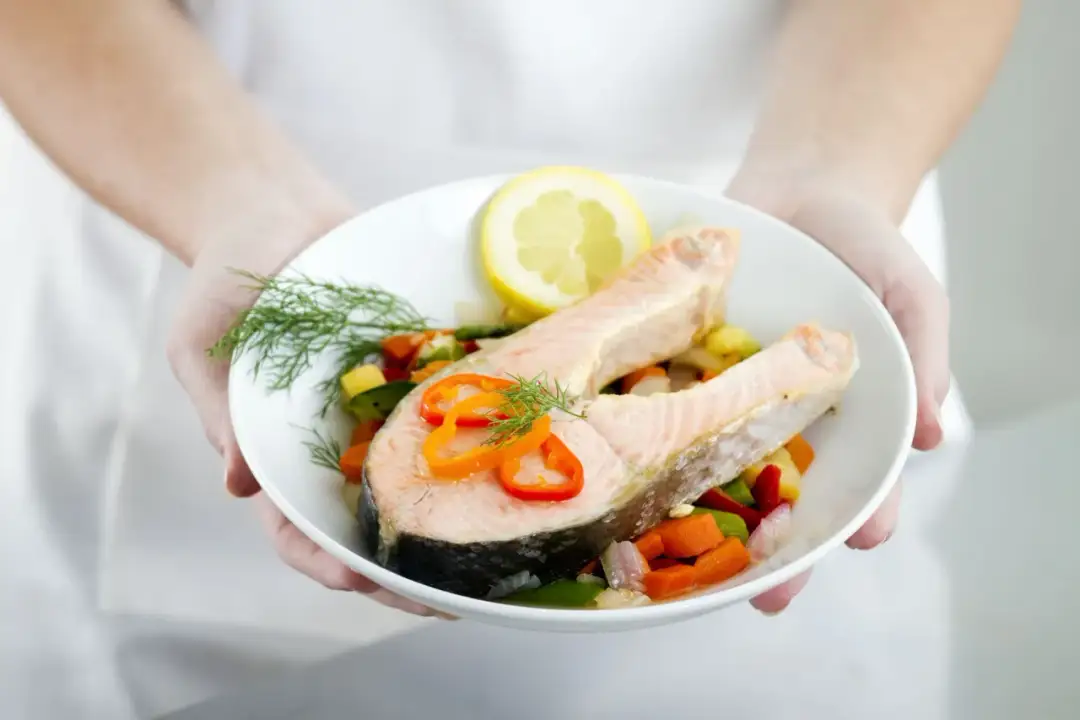Czy można jeść łososia karmiąc piersią? Bezpieczne porady i ryzyko