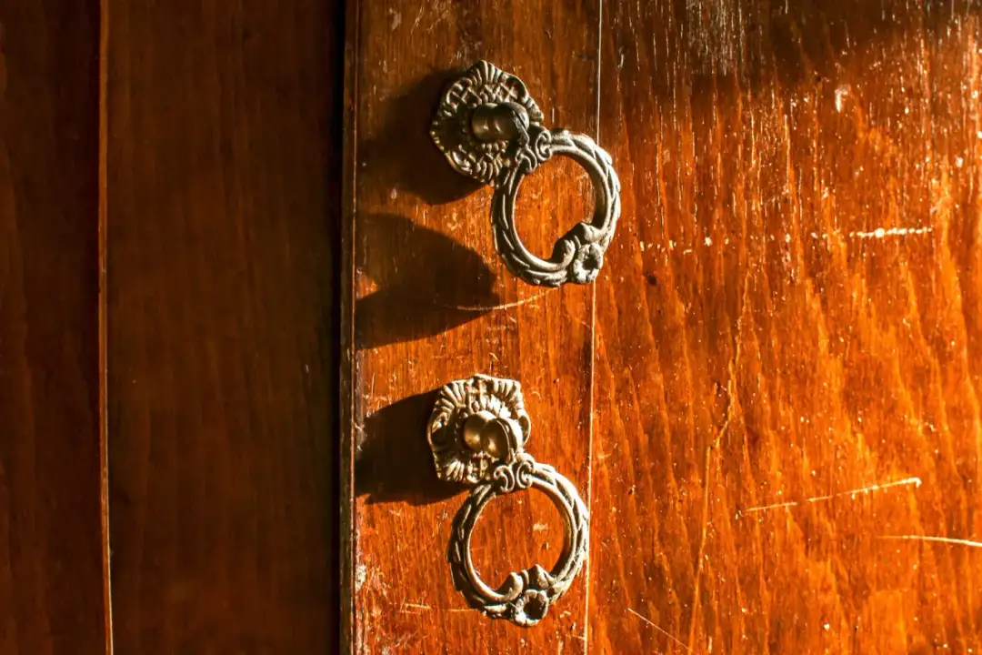 Usuń zapach pleśni z szafki: Domowe triki i profesjonalne metody