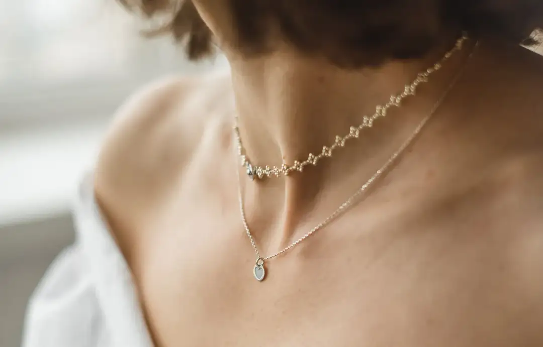 Jak nosić naszyjnik: 6 sprawdzonych porad na każdą okazję