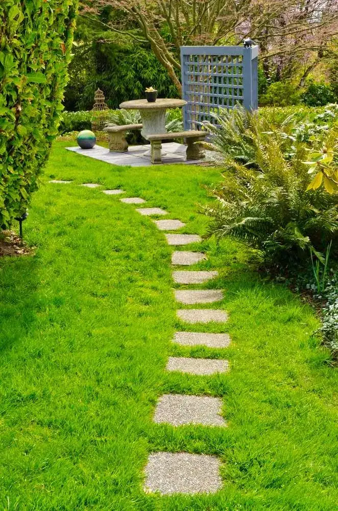 Profesjonalne ułożenie płyt chodnikowych w ogrodzie bez błędów i trudności