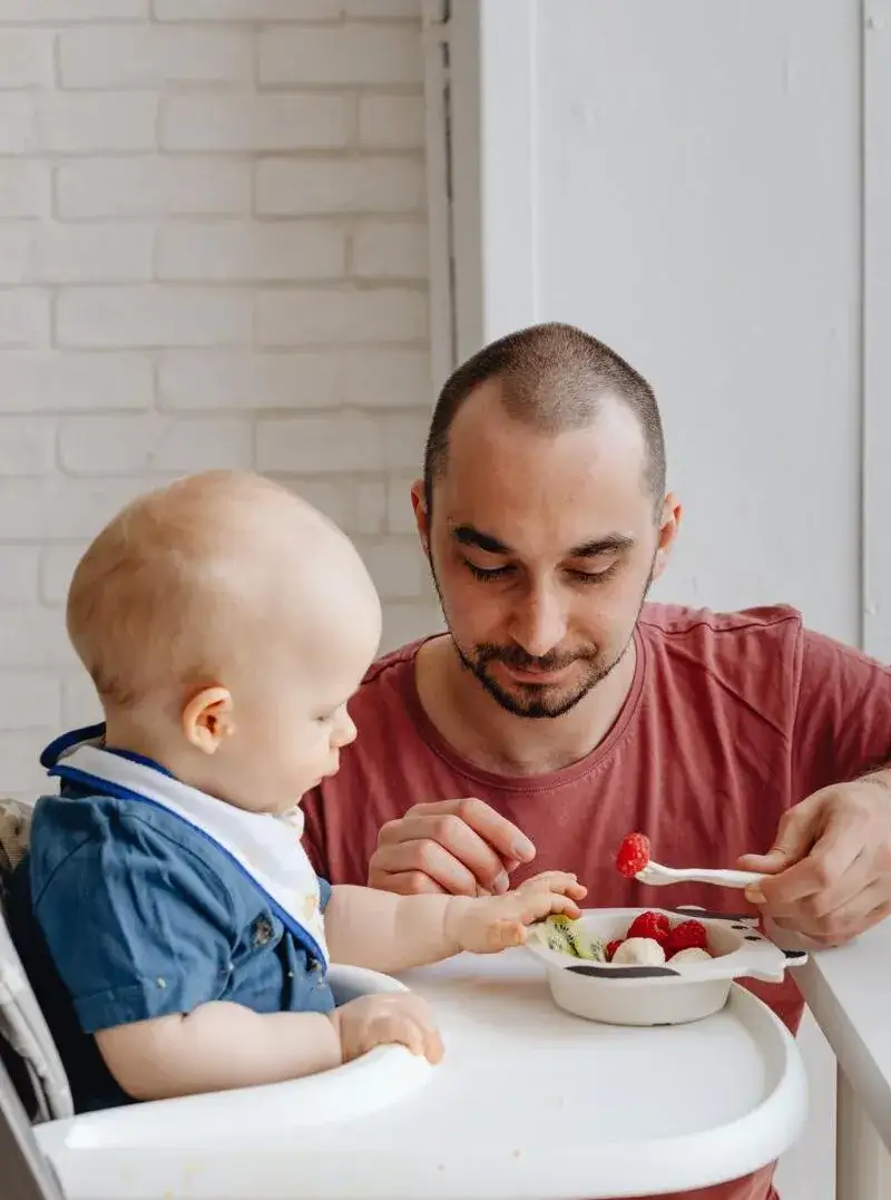 Ile pokarmu potrzebuje niemowlę? Niebezpieczne błędy w karmieniu, które musisz znać
