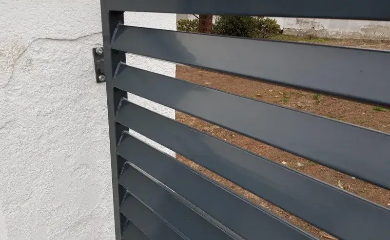 Jak zrobić ogrodzenie żaluzjowe - prosta metoda na nowoczesny styl