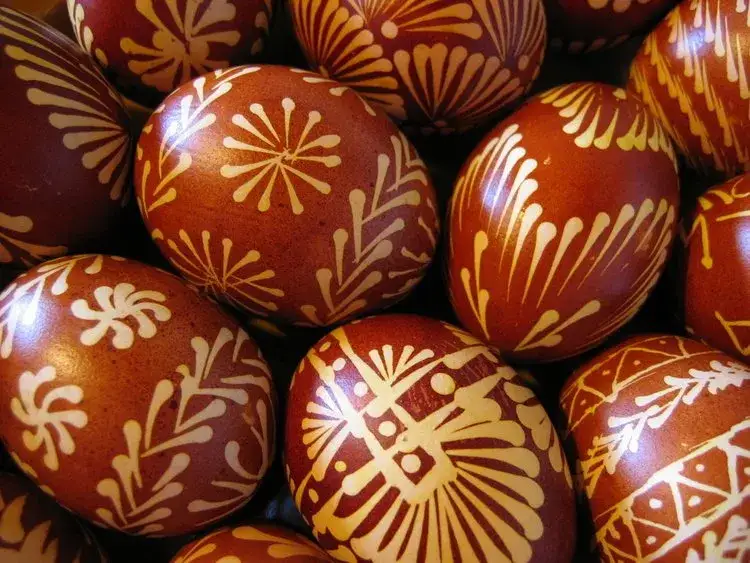 Jak malować jajka woskiem – krok po kroku do pięknych pisanek