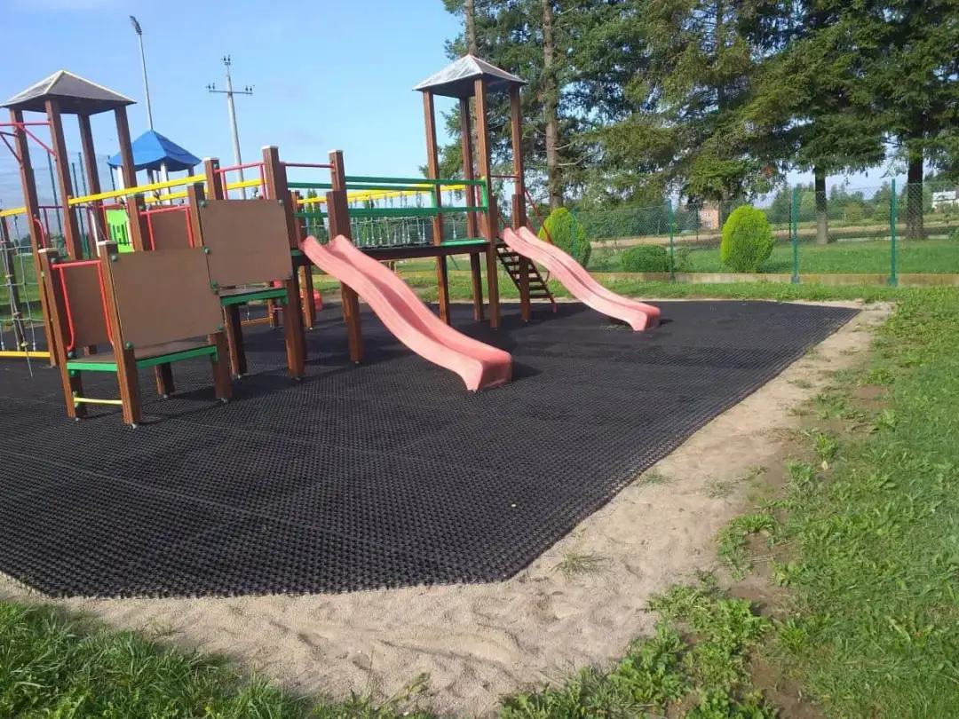 Mata pod plac zabaw: Bezpieczeństwo i komfort dla bawiących się dzieci