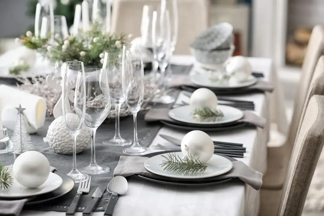 Magiczne ozdoby świąteczne na stół: inspiracje i pomysły