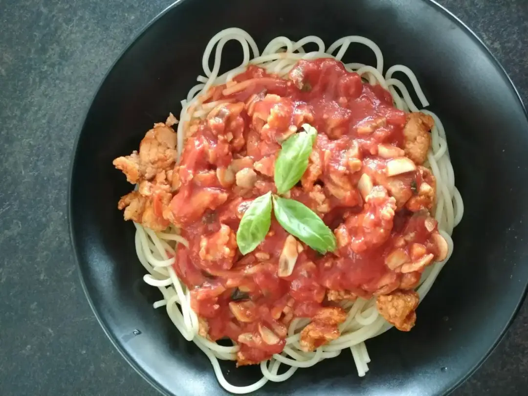 Jak przygotować domowy sos do spaghetti z pomidorów, który zachwyci