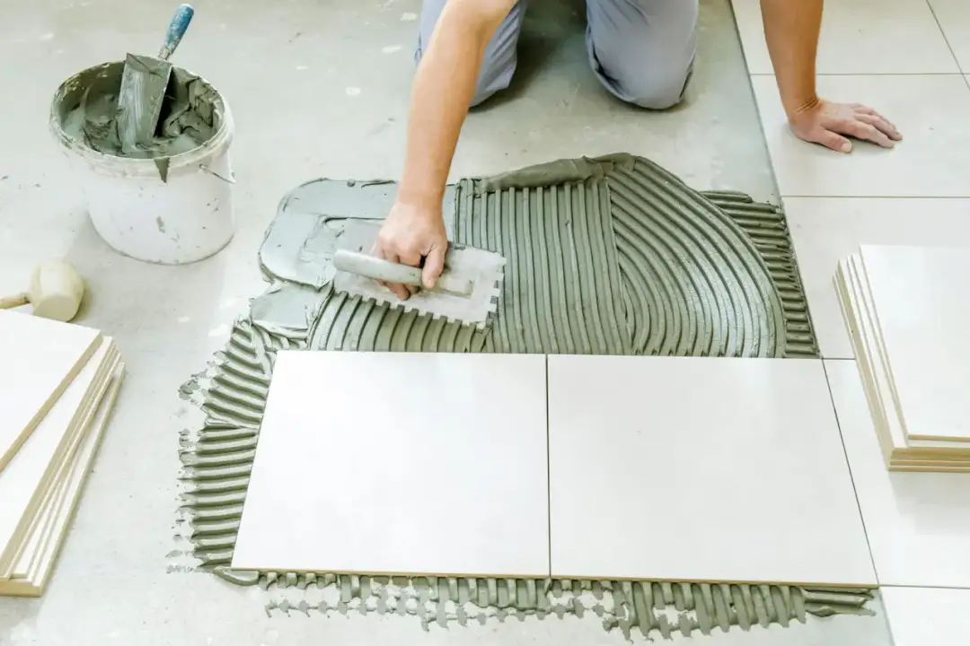 Jak uniknąć błędów przy układaniu płytek w kuchni na podłodze – praktyczne porady