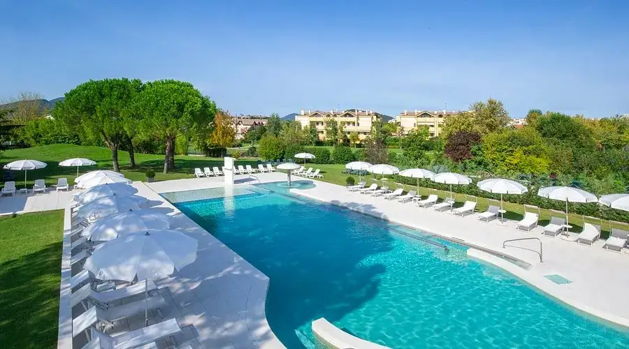 Scopri Hotel Smeraldo Abano: Cure SSN, piscine e relax garantito