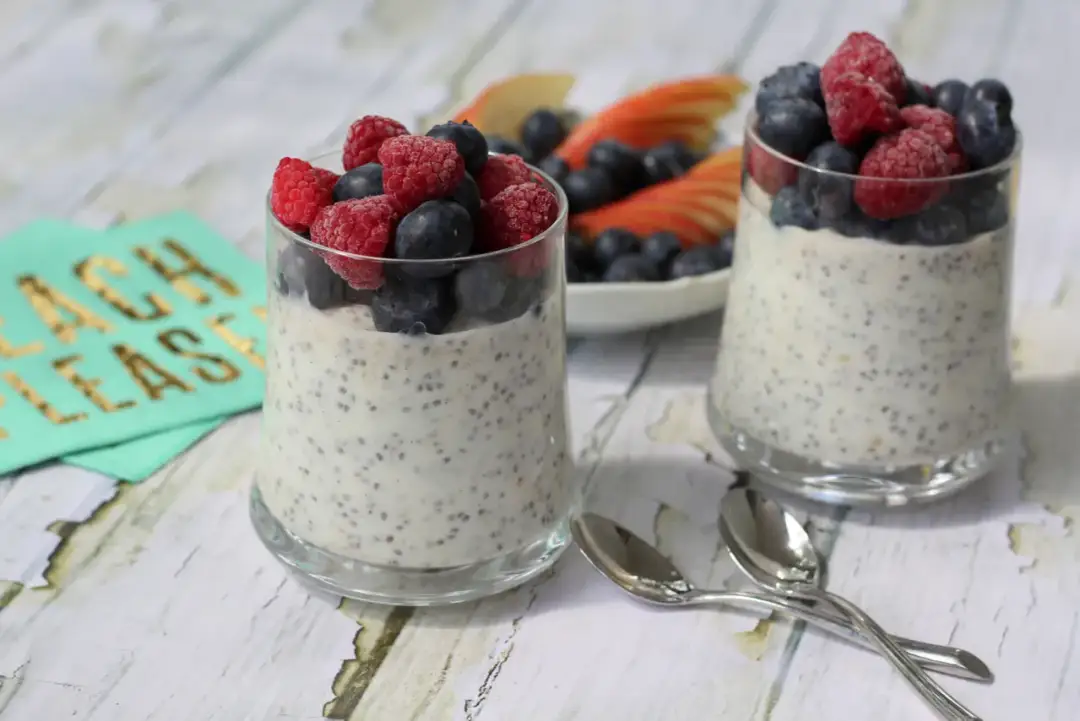 Pudding chia z owocami leśnymi w szklankach. Zastanawiasz się, ile może stać pudding chia w lodówce? Ten deser jest idealny na śniadanie.