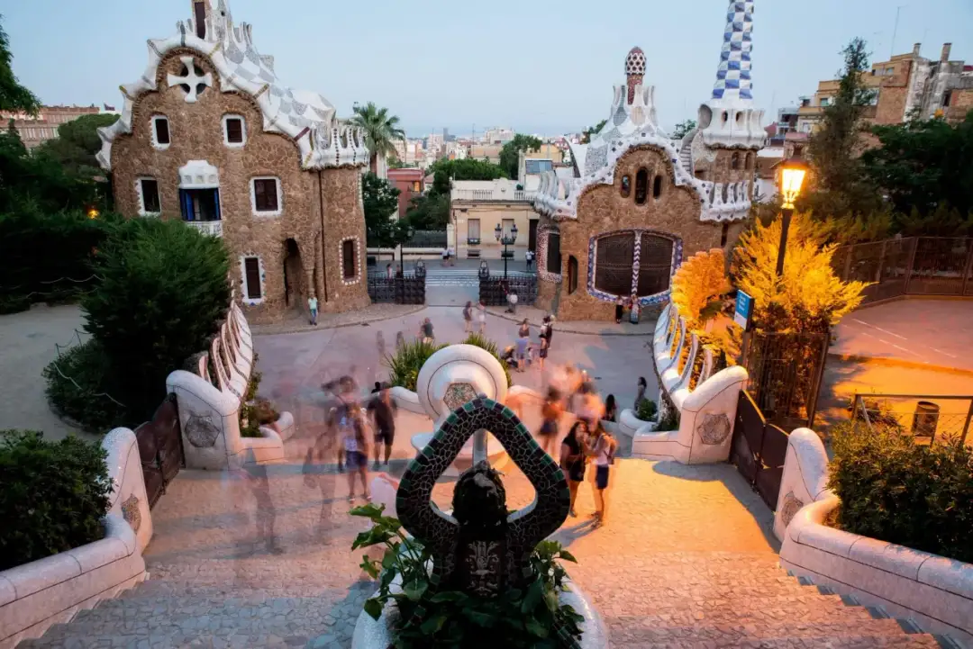 Wycieczki po Barcelonie z polskim przewodnikiem: ceny i atrakcje