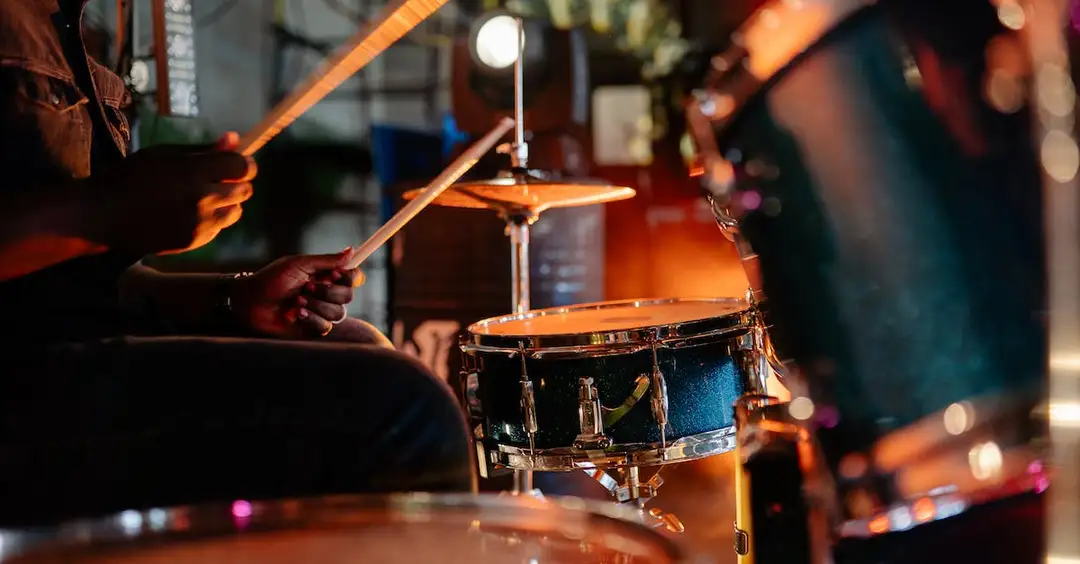 Louie 2023 | Recenzja serialu komediowego o codzienności stand-upera