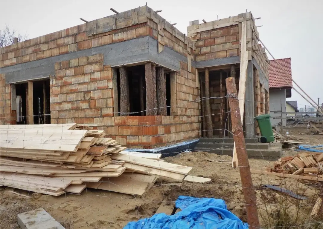 Ile kosztuje budowa domu parterowego 140m2? Sprawdź, co wpływa na cenę