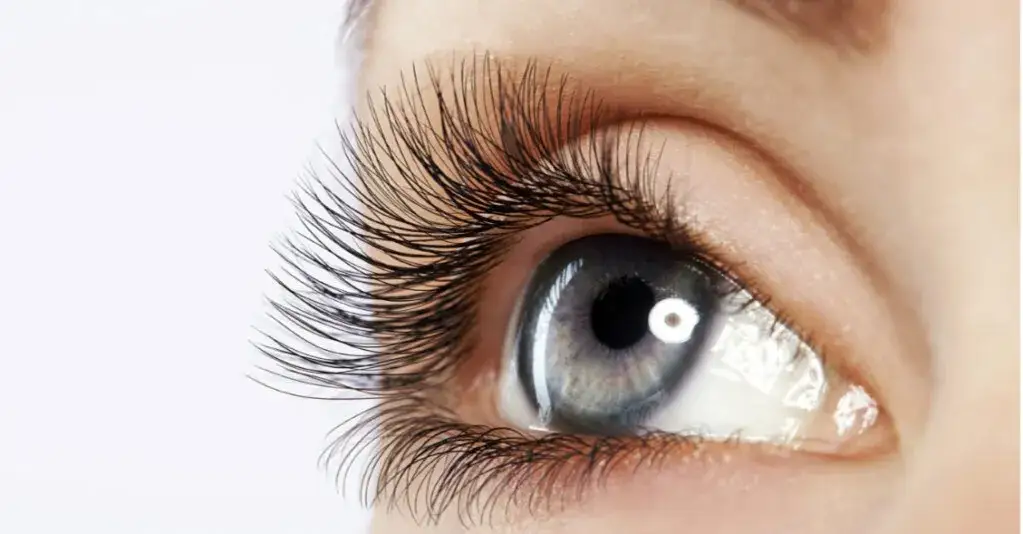 Czy wazelina naprawdę pomaga na rzęsy? Odkryj jej skuteczność